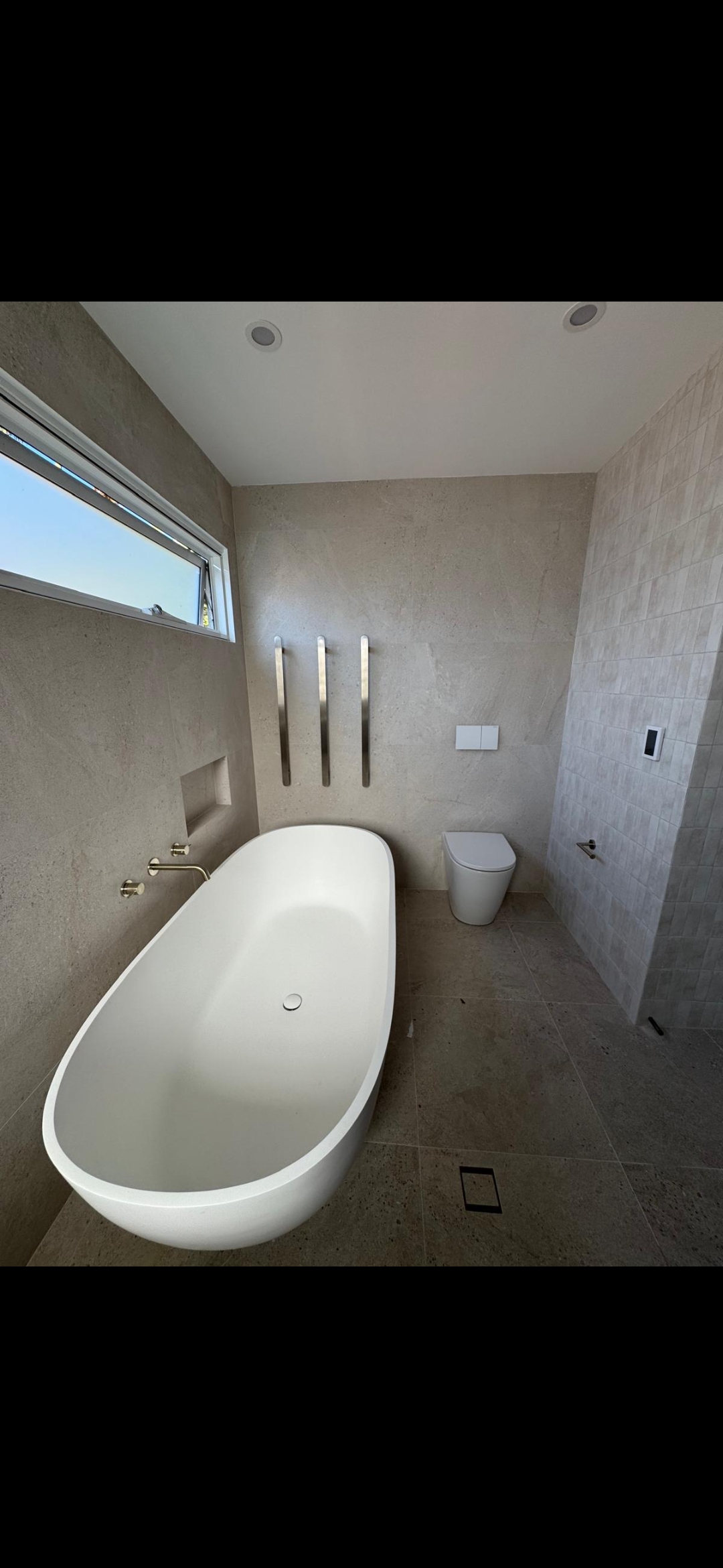 Freestanding bathtub